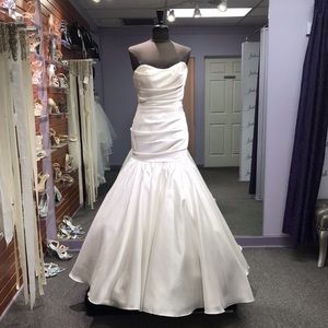 Lia Mia - Style J118 - Size 10 - Diamond/White